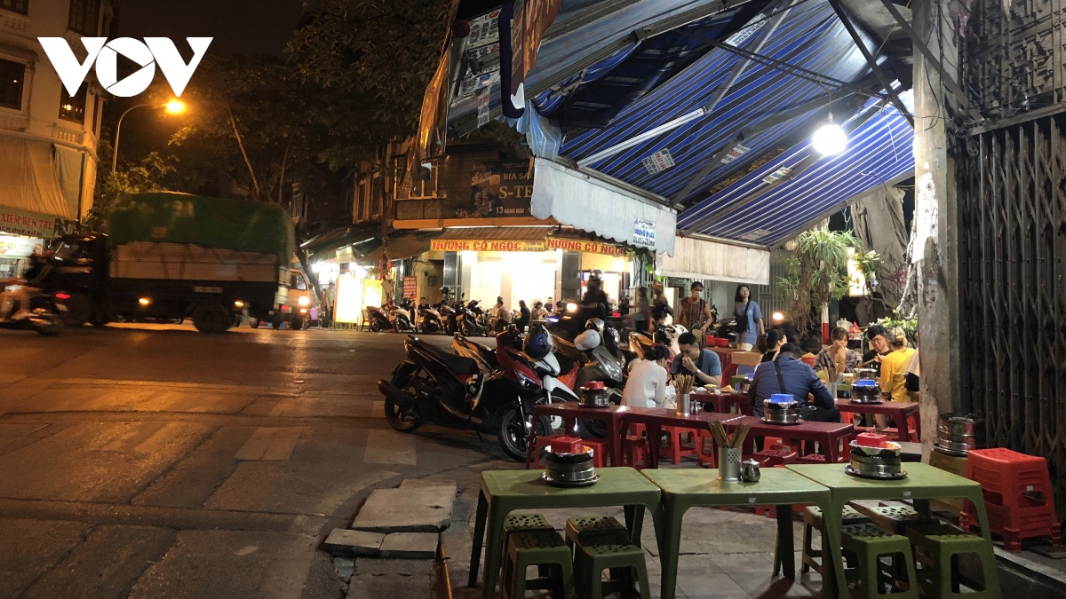 Vỉa hè ở Hà Nội bị hàng ăn chiếm dụng, không còn chỗ dành cho người đi bộ